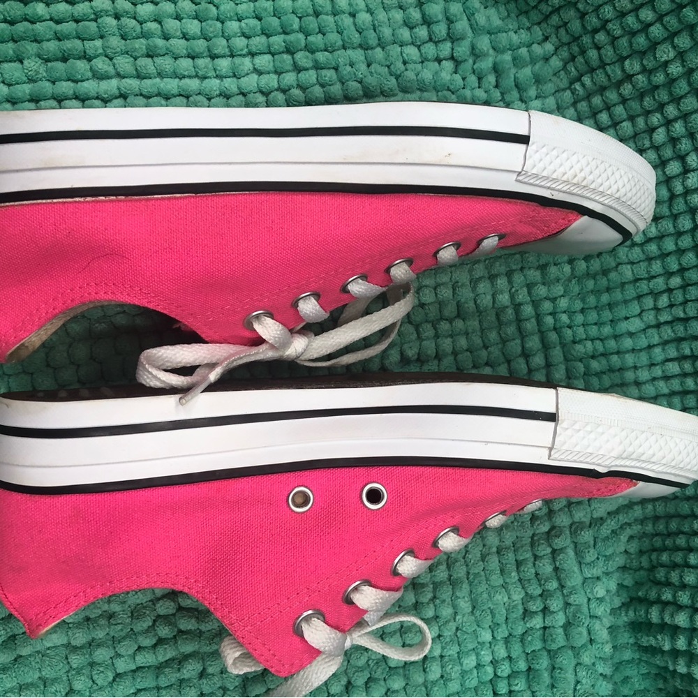Converse Pink Low Top Sneakers with White Toe Cap Women’s Size 8 - Picture 3 of 6